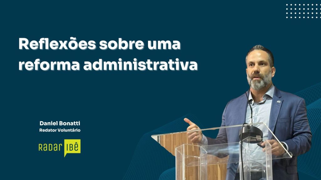 Banner do Radar Ibê com o título 'Reflexões sobre uma reforma administrativa', escrito por Daniel Bonatti, redator voluntário. À direita, Daniel aparece de pé atrás de um púlpito transparente, vestindo terno azul e falando ao público.