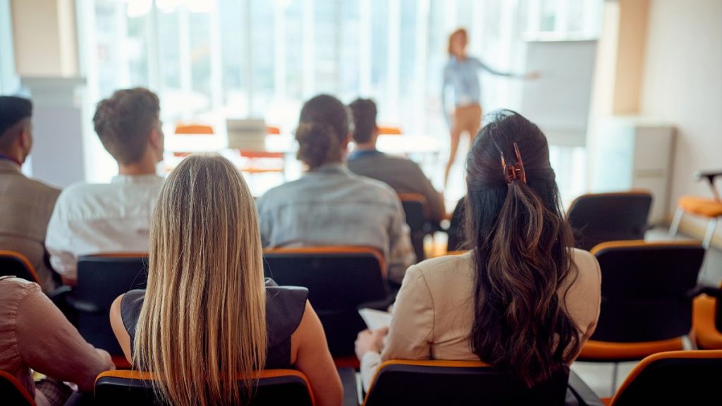 Nova NR-01 obriga empresas a identificar e controlar riscos psicossociais no trabalho. Entenda o que muda e como o IBEGESP pode apoiar sua adequação.