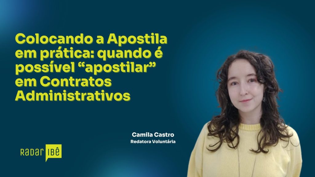 Banner institucional do Radar IBÊ com fundo azul. À esquerda, texto em destaque: “Colocando a Apostila em prática: quando é possível ‘apostilar’ em Contratos Administrativos”. À direita, retrato de Camila Castro, mulher de cabelos castanhos ondulados, usando blusa amarela clara. Abaixo do retrato, identificação: “Camila Castro – Redatora Voluntária”. No canto inferior esquerdo, logotipo do Radar IBÊ.