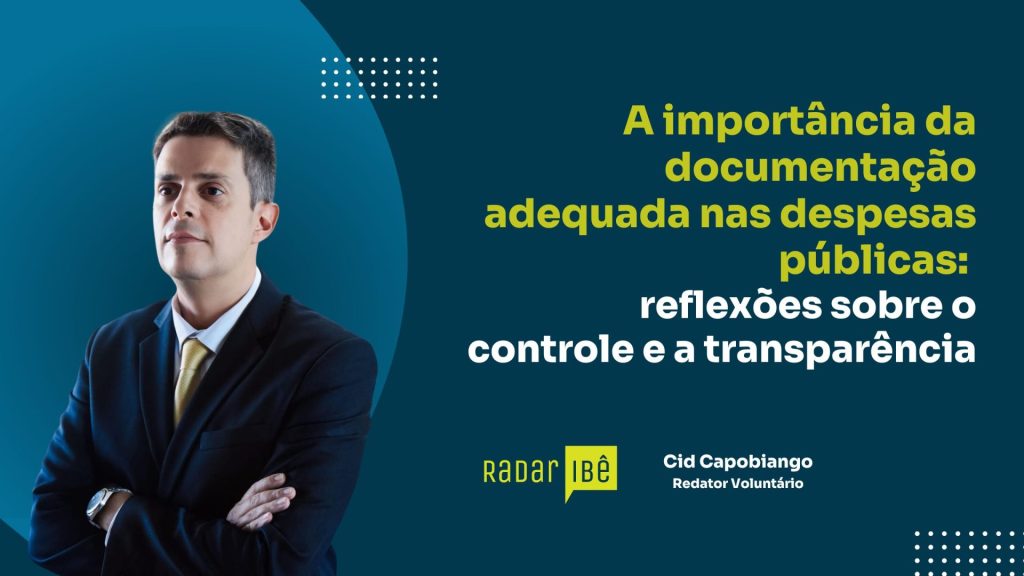 Banner institucional com fundo em tom verde-azulado. À esquerda, há a foto de um homem branco, de cabelos curtos e escuros, vestindo terno azul-marinho, camisa branca e gravata amarela, com os braços cruzados e expressão séria. À direita, está o título em destaque: “A importância da documentação adequada nas despesas públicas: reflexões sobre o controle e a transparência”. Abaixo, aparecem o logotipo “Radar IBÊ” e o nome “Cid Capobiango – Redator Voluntário”. Elementos gráficos geométricos pontilhados complementam o layout.