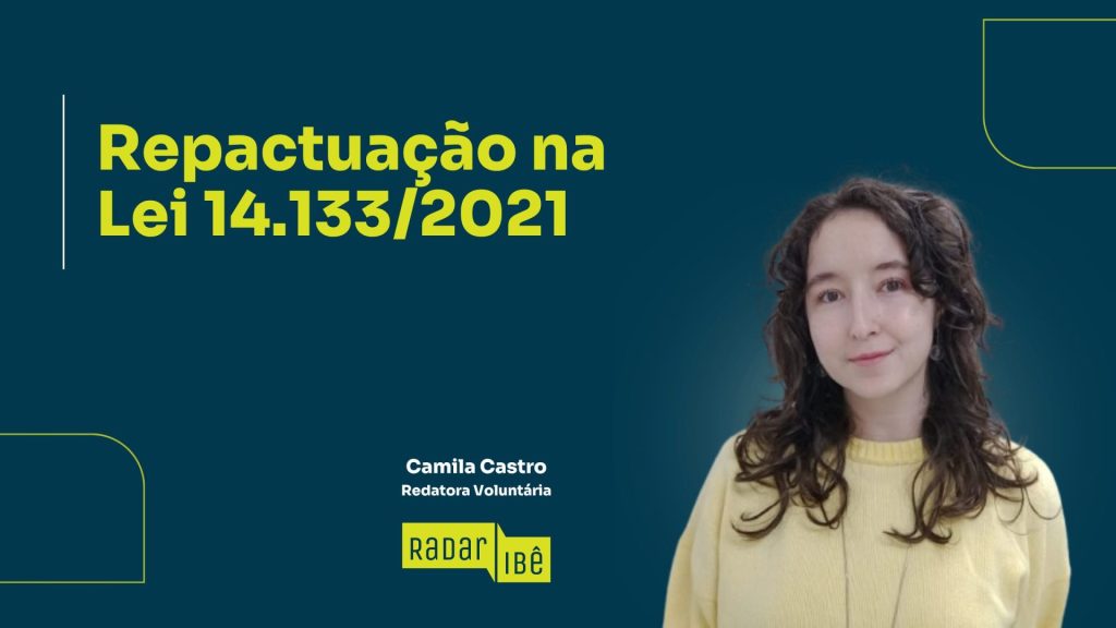 Banner com fundo azul escuro e elementos gráficos em linhas amarelas. À esquerda, em destaque, o texto “Repactuação na Lei 14.133/2021”. À direita, há a imagem de uma mulher jovem, de cabelos castanhos ondulados, usando blusa amarela clara, olhando para a câmera com expressão leve. Abaixo, aparece o nome “Camila Castro” e o cargo “Redatora Voluntária”. No canto inferior, está o logotipo “Radar IBÊ”.