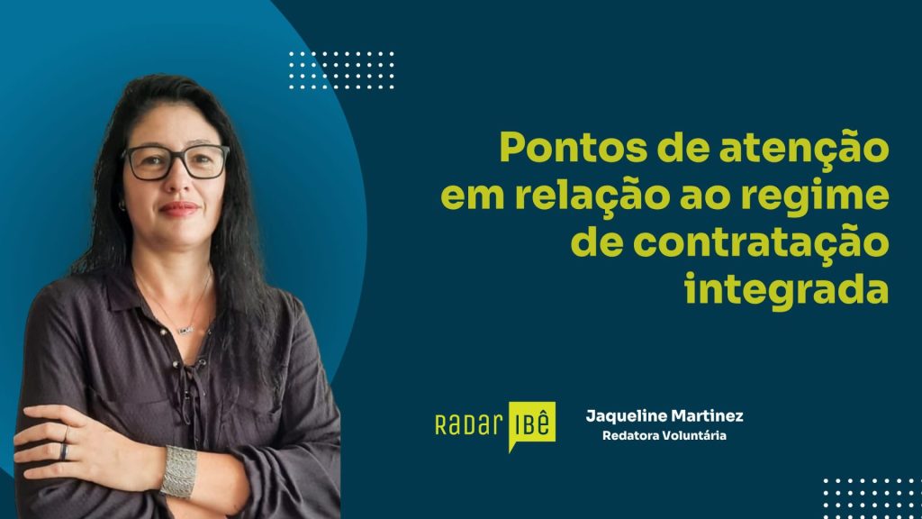Banner com fundo em tons de azul e verde. À esquerda, mulher de cabelos escuros, usando óculos e blusa preta, aparece com os braços cruzados e leve sorriso. À direita, em destaque, o título: “Pontos de atenção em relação ao regime de contratação integrada”. Abaixo, consta “Radar IBÊ” e o crédito “Jaqueline Martinez, Redatora Voluntária”.
