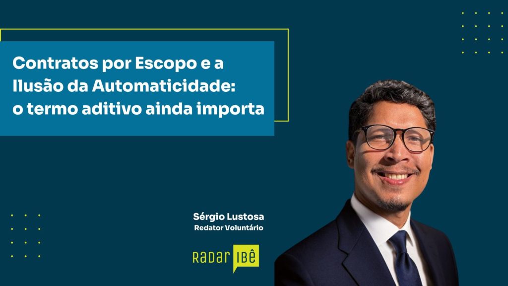 Banner institucional do Radar IBÊ com fundo em tons de azul e detalhes gráficos em amarelo. À esquerda, o título em destaque diz “Contratos por Escopo e a Ilusão da Automaticidade: o termo aditivo ainda importa”. À direita, há a foto de um homem sorridente, de óculos, vestindo terno e gravata. Abaixo da imagem, aparece o nome “Sérgio Lustosa” seguido de “Redator Voluntário” e a marca “Radar IBÊ”.