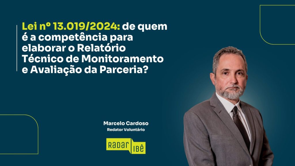Banner institucional com fundo em tom verde-azulado escuro. À esquerda, há o título em destaque: “Lei nº 13.019/2024: de quem é a competência para elaborar o Relatório Técnico de Monitoramento e Avaliação da Parceria?”, com parte do texto em amarelo e o restante em branco. À direita, aparece a foto de um homem de meia-idade, de cabelos grisalhos e barba curta, vestindo terno cinza, camisa branca e gravata escura, com expressão séria. Abaixo, está o nome “Marcelo Cardoso” e a identificação “Redator Voluntário”. No rodapé, há o logotipo “Radar IBÊ”. Elementos gráficos em linhas e cantos arredondados em amarelo complementam o design.